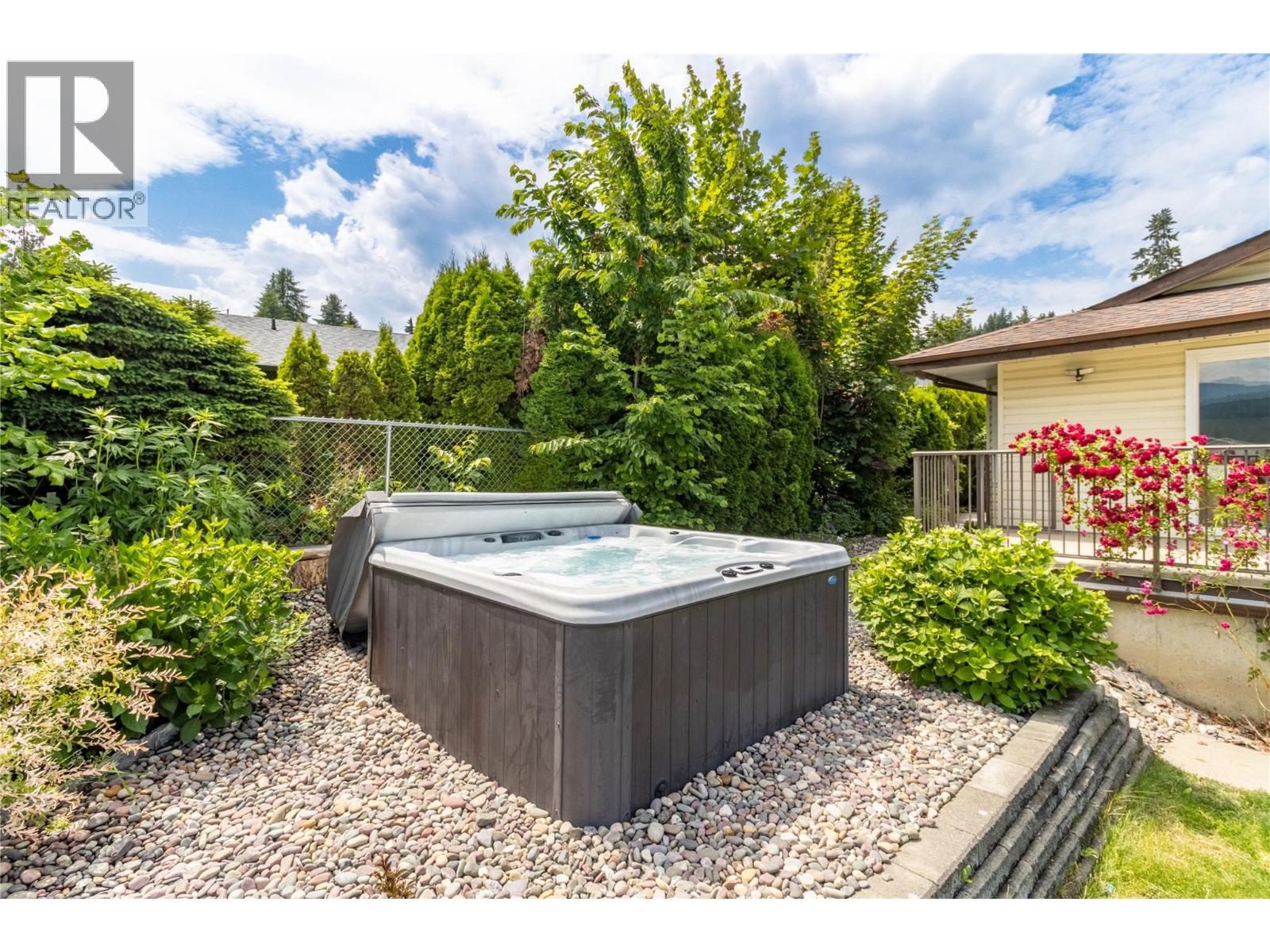Gallery Images - 2484 Sunrise Boulevard, Blind Bay, BC