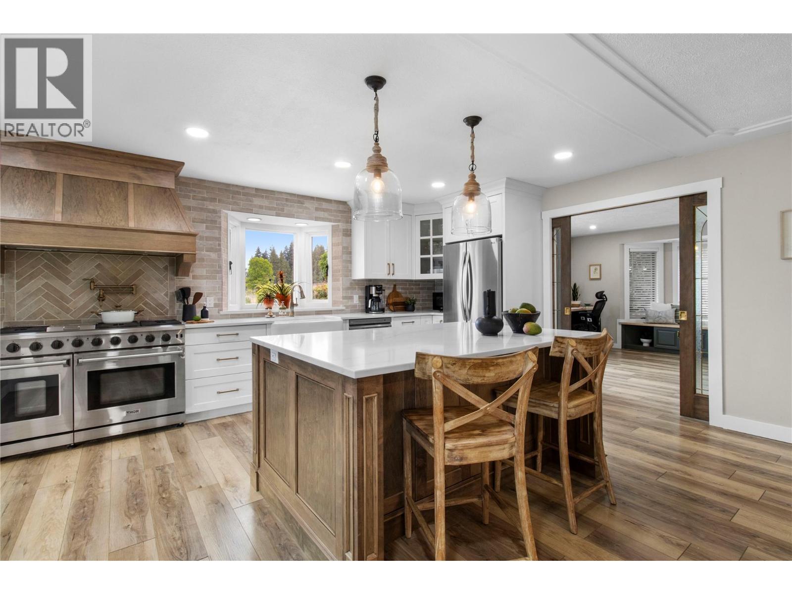 Gallery Images - 2484 Sunrise Boulevard, Blind Bay, BC