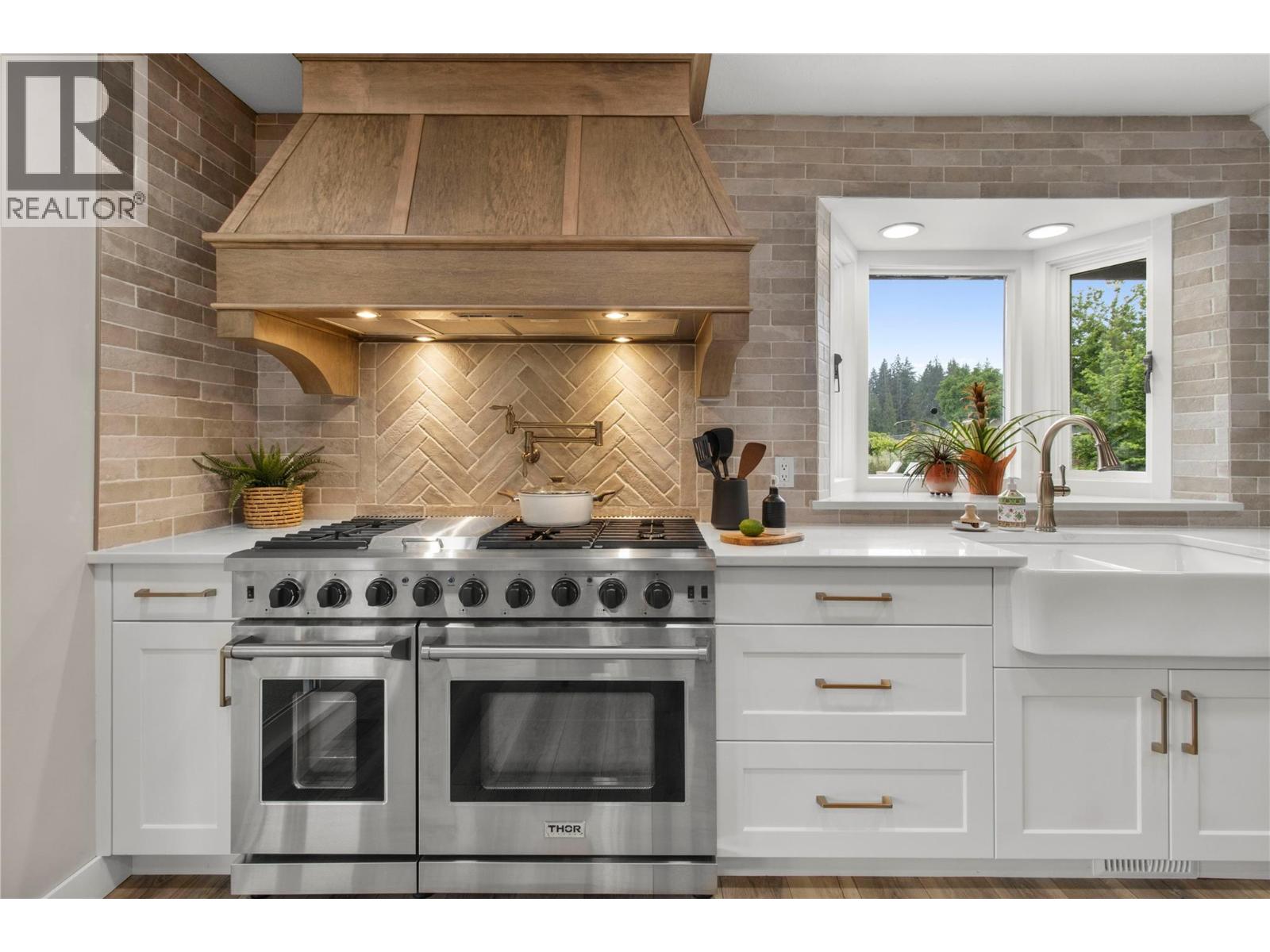Gallery Images - 2484 Sunrise Boulevard, Blind Bay, BC