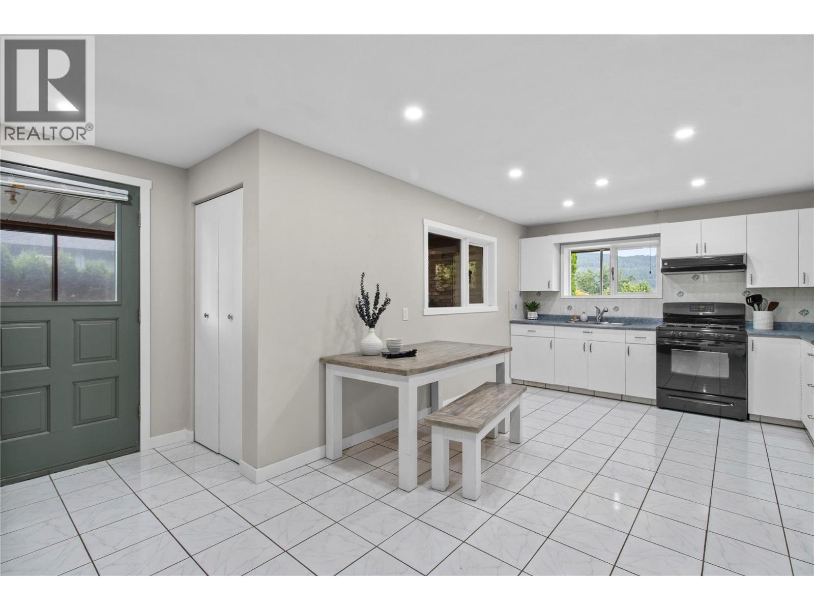 Gallery Images - 2484 Sunrise Boulevard, Blind Bay, BC