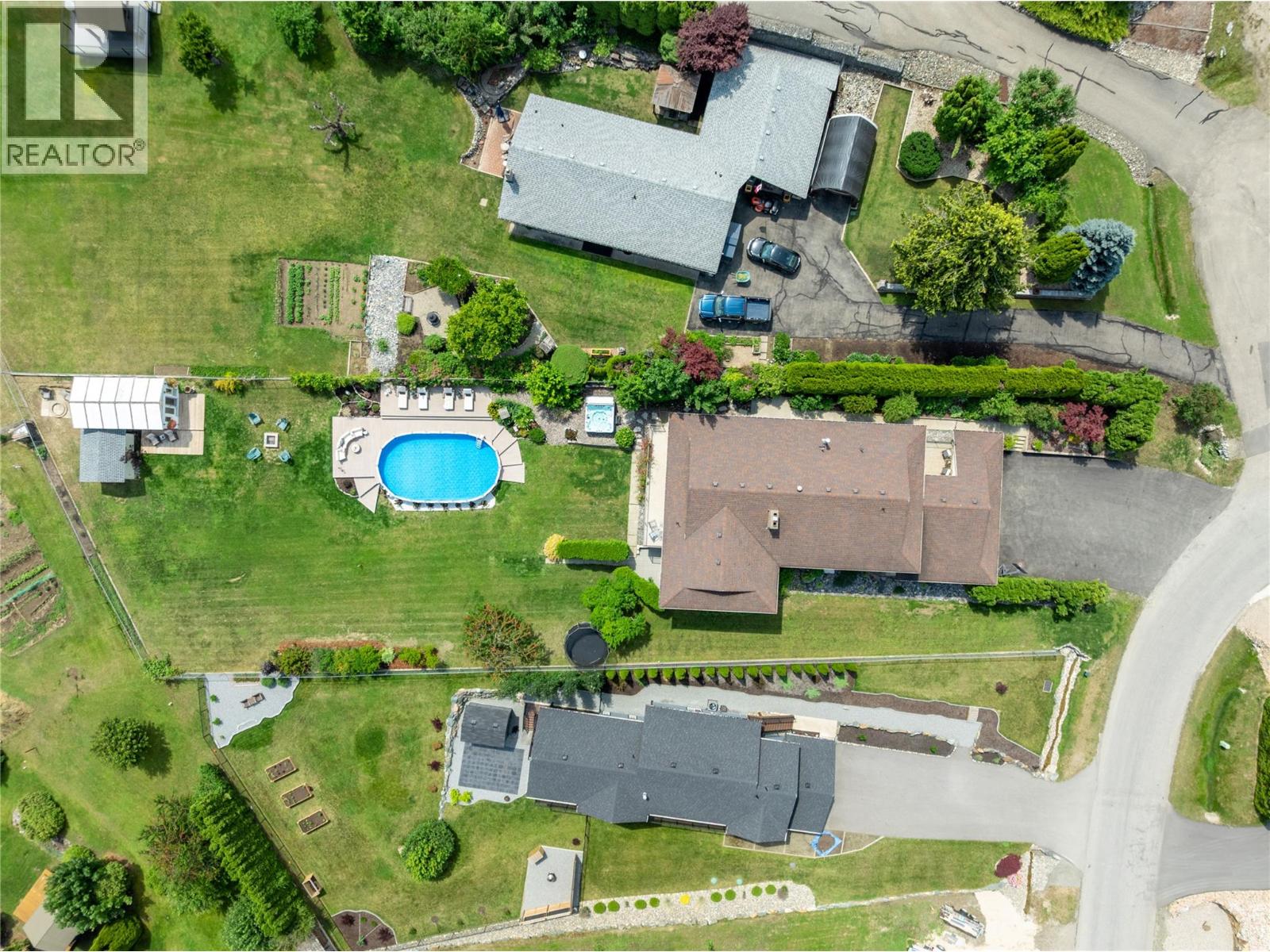 Gallery Images - 2484 Sunrise Boulevard, Blind Bay, BC