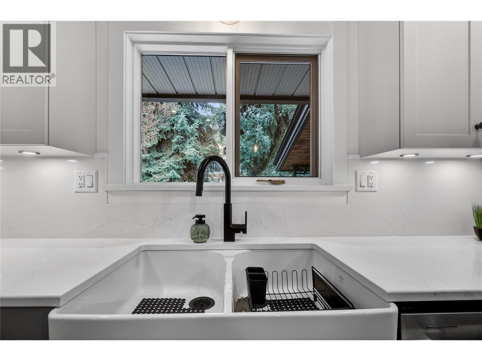 Gallery Images - 2829 Marine Drive Blind Bay Blind Bay